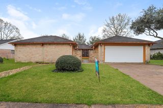 613 W Castle Harbour Drive, Friendswood, TX 77546