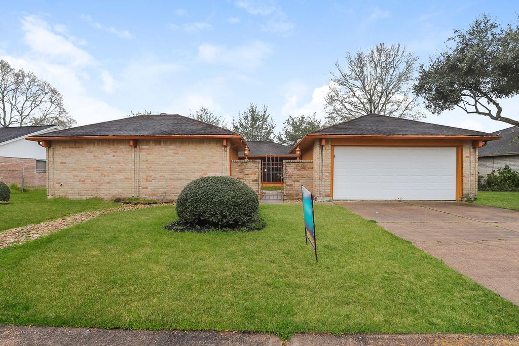 613 W Castle Harbour Drive, Friendswood, TX 77546