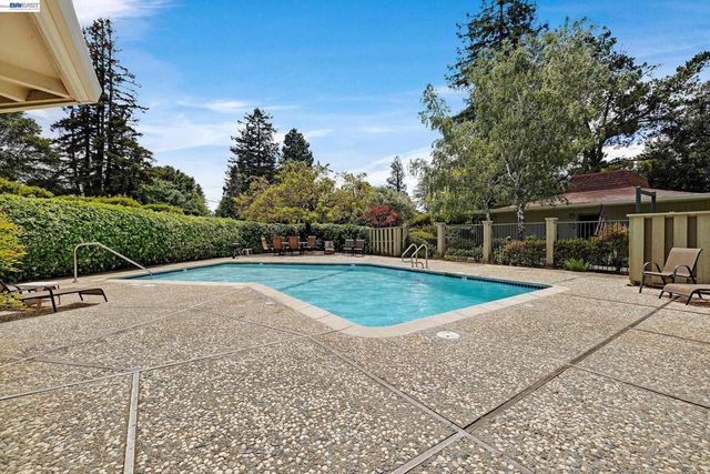 1070 Mercedes Ave 16, Los Altos, CA 94022