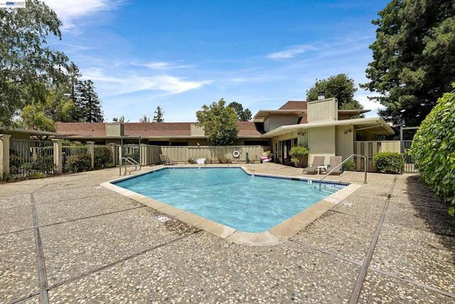 1070 Mercedes Ave 16, Los Altos, CA 94022