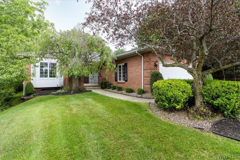 30 Hampton Hill Drive, Amherst, NY 14221