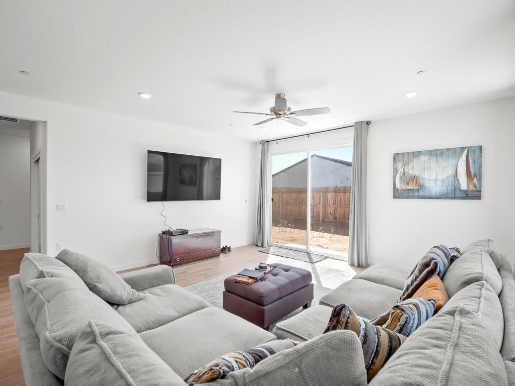 Image 13 of property listing at 1094 Sawtooth Drive W, Madera, CA 93636