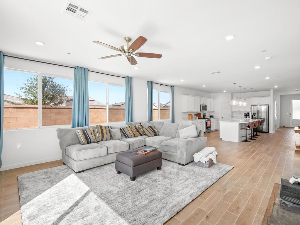 Image 14 of property listing at 1094 Sawtooth Drive W, Madera, CA 93636