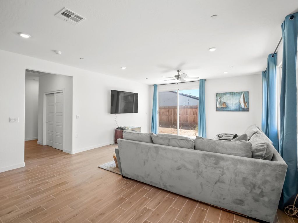 Image 15 of property listing at 1094 Sawtooth Drive W, Madera, CA 93636