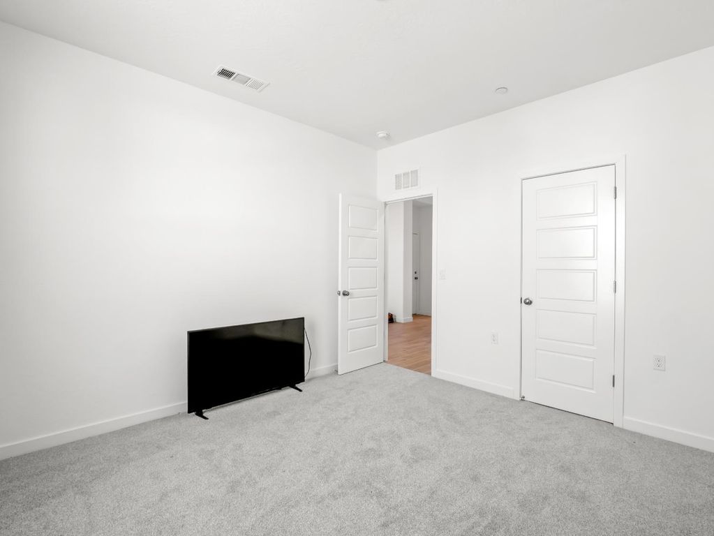 Image 17 of property listing at 1094 Sawtooth Drive W, Madera, CA 93636