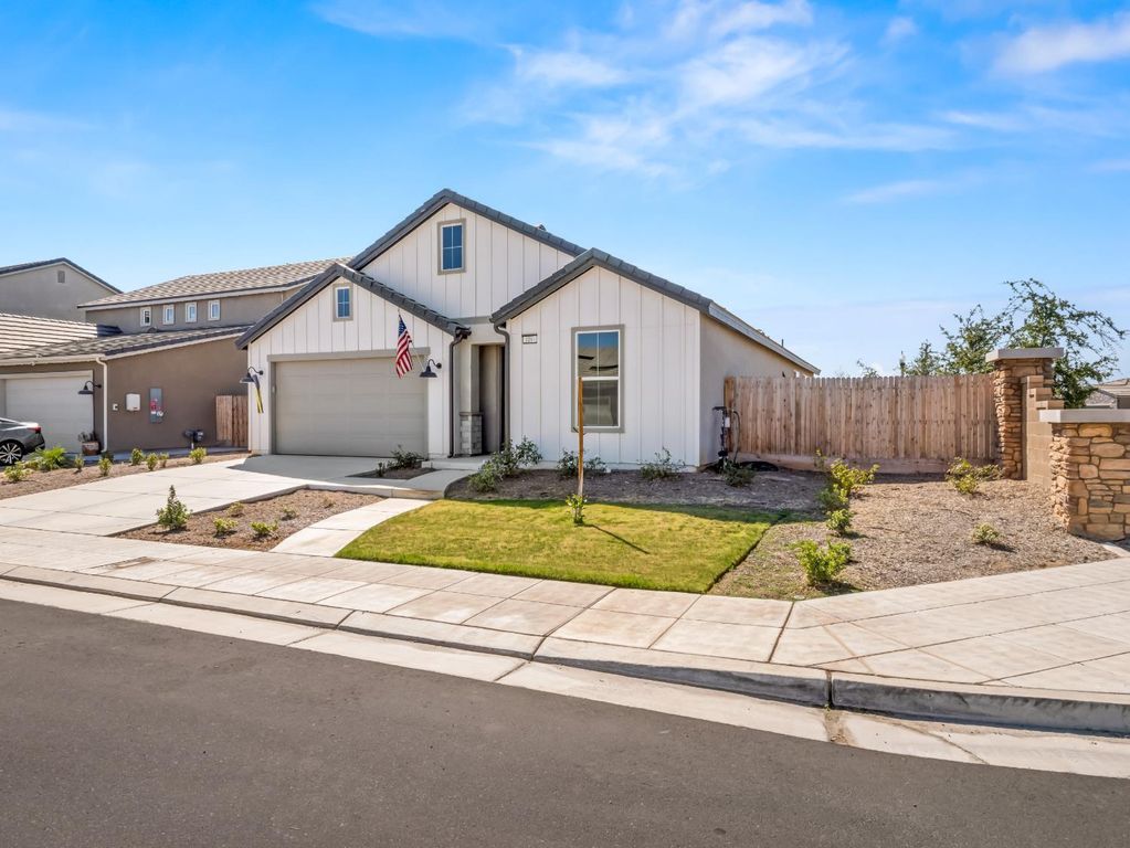 Image 2 of property listing at 1094 Sawtooth Drive W, Madera, CA 93636