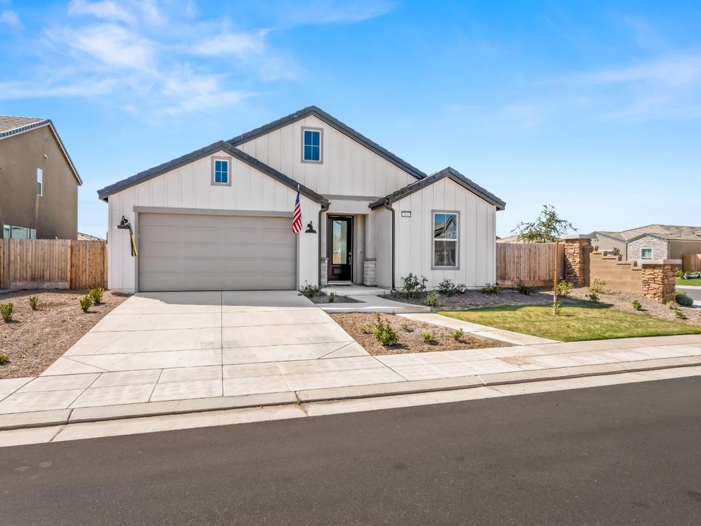 Image 3 of property listing at 1094 Sawtooth Drive W, Madera, CA 93636