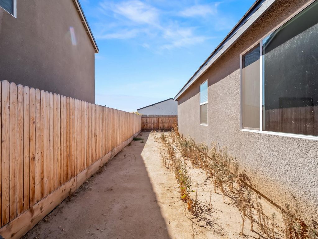 Image 37 of property listing at 1094 Sawtooth Drive W, Madera, CA 93636