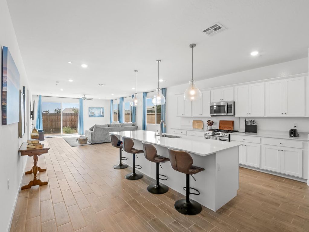 Image 6 of property listing at 1094 Sawtooth Drive W, Madera, CA 93636