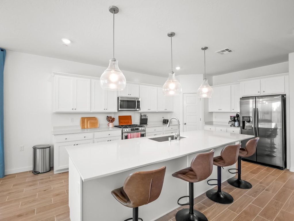Image 7 of property listing at 1094 Sawtooth Drive W, Madera, CA 93636