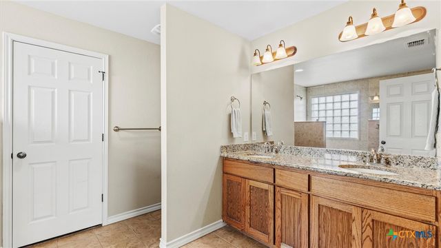 145 Gentle Breeze, Floresville, TX 78114