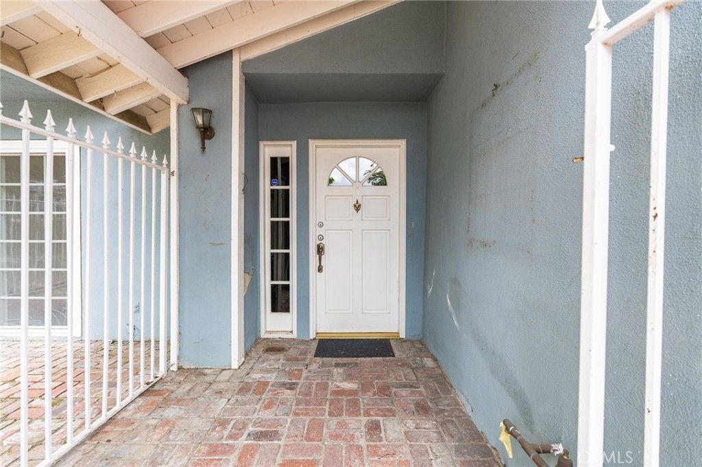 Image 2 of property listing at 4018 Joelton Drive, Agoura Hills, CA 91301