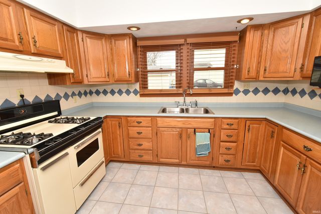 105 N Van Buren Avenue, Fowler, IN 47944