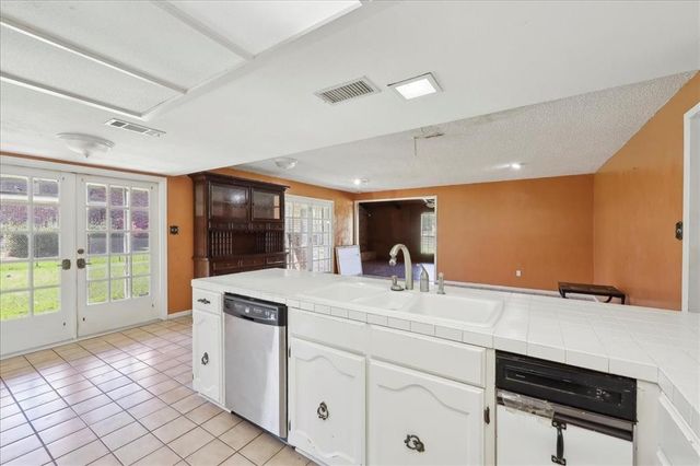 1625 Lindenwood Drive, Orange, TX 77630