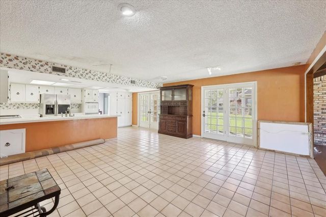 1625 Lindenwood Drive, Orange, TX 77630