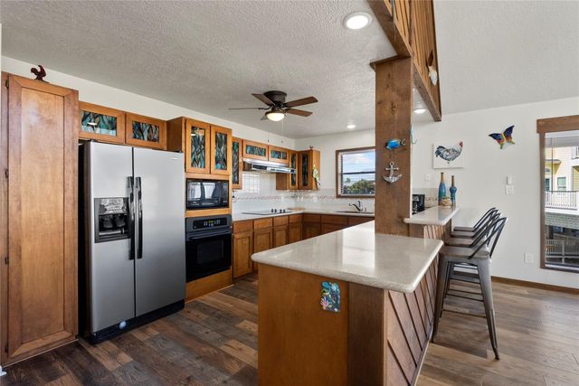 518 Paradise Drive, Tiki Island, TX 77554