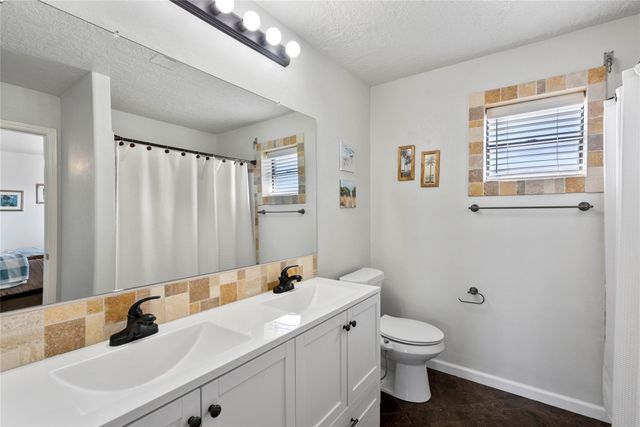 518 Paradise Drive, Tiki Island, TX 77554