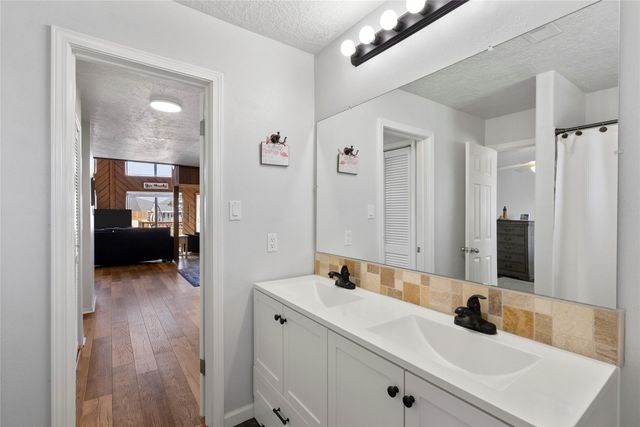 518 Paradise Drive, Tiki Island, TX 77554