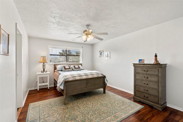 518 Paradise Drive, Tiki Island, TX 77554