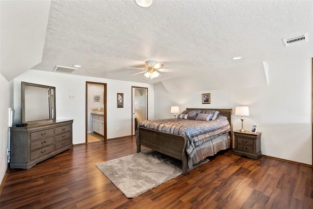 518 Paradise Drive, Tiki Island, TX 77554