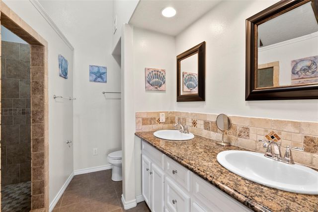 518 Paradise Drive, Tiki Island, TX 77554