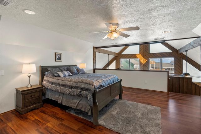 518 Paradise Drive, Tiki Island, TX 77554