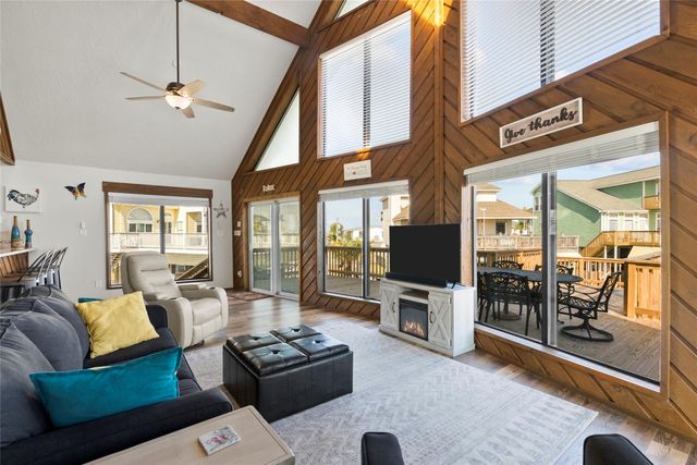 518 Paradise Drive, Tiki Island, TX 77554