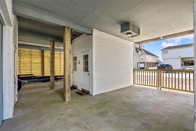 518 Paradise Drive, Tiki Island, TX 77554