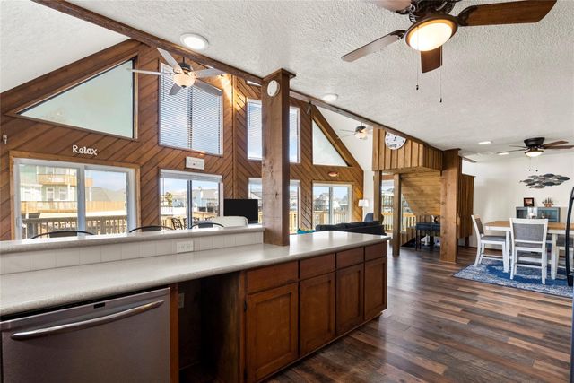 518 Paradise Drive, Tiki Island, TX 77554