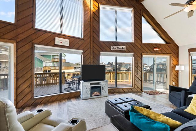 518 Paradise Drive, Tiki Island, TX 77554