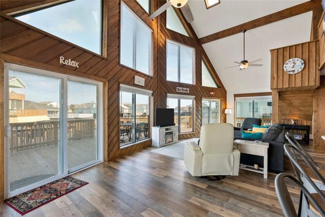 518 Paradise Drive, Tiki Island, TX 77554