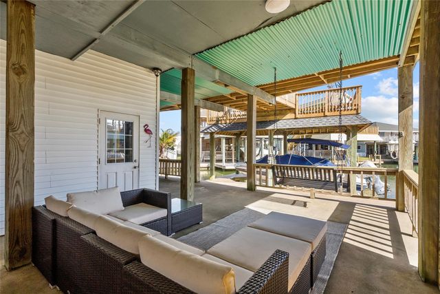 518 Paradise Drive, Tiki Island, TX 77554