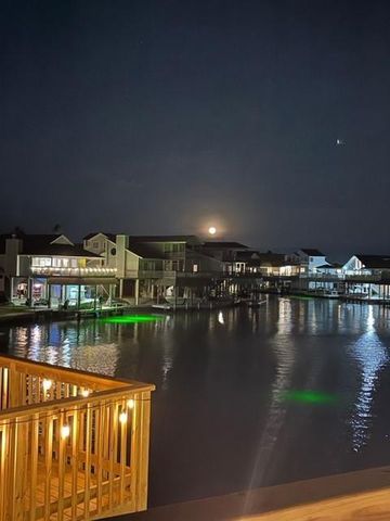 518 Paradise Drive, Tiki Island, TX 77554