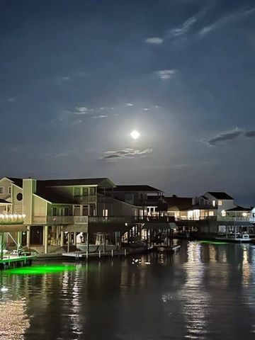 518 Paradise Drive, Tiki Island, TX 77554