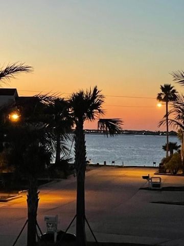 518 Paradise Drive, Tiki Island, TX 77554