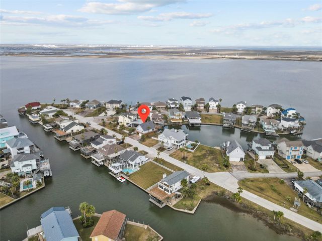 518 Paradise Drive, Tiki Island, TX 77554