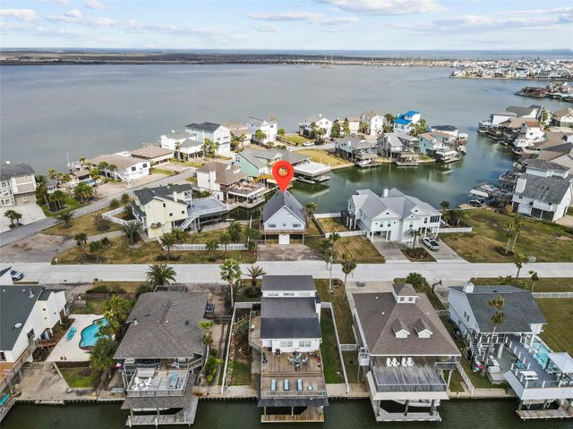 518 Paradise Drive, Tiki Island, TX 77554