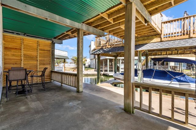 518 Paradise Drive, Tiki Island, TX 77554