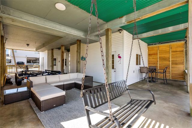 518 Paradise Drive, Tiki Island, TX 77554