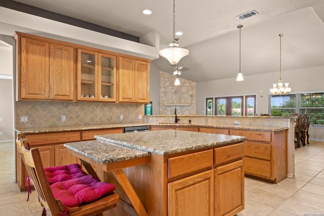 1143 CODY LN, Marion, TX 78124