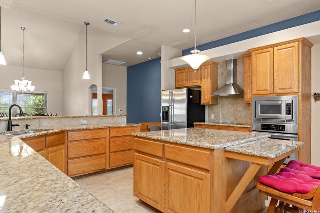 1143 CODY LN, Marion, TX 78124