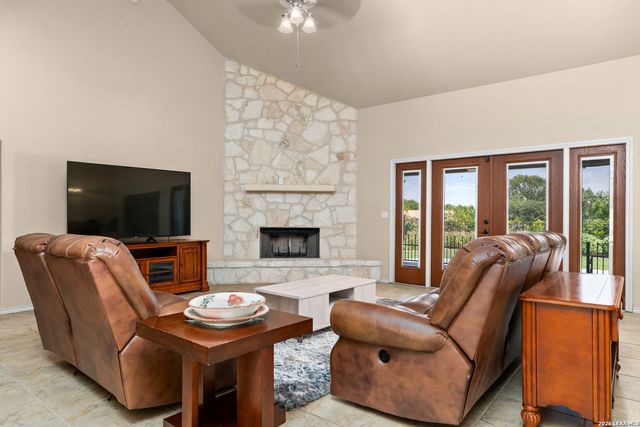 1143 CODY LN, Marion, TX 78124