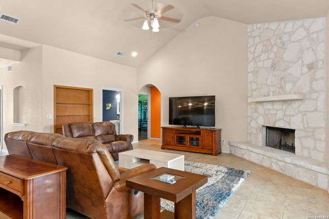 1143 CODY LN, Marion, TX 78124