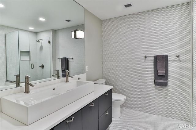 4909 Laclede Avenue 1201, St Louis, MO 63108