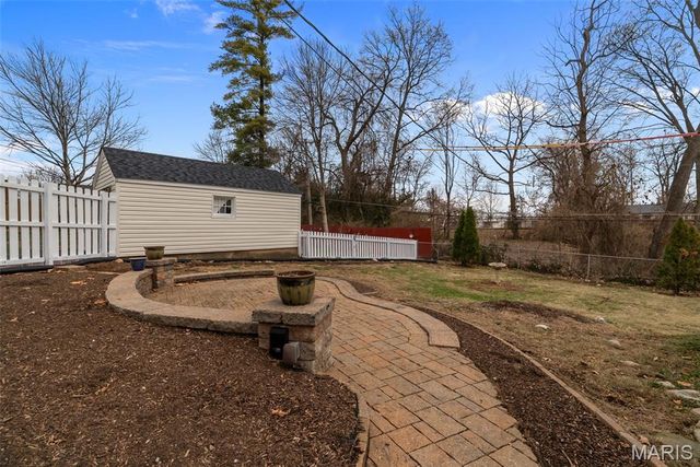 2800 Manderly Drive, St Louis, MO 63144