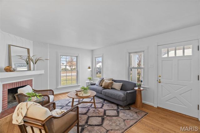 2800 Manderly Drive, St Louis, MO 63144