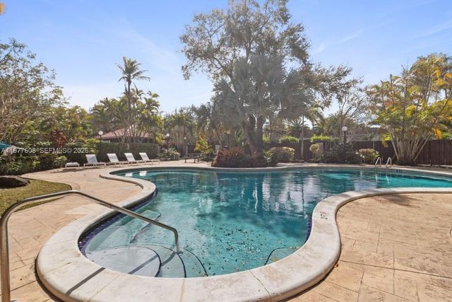 6902 N Kendall Dr E403, Pinecrest, FL 33156