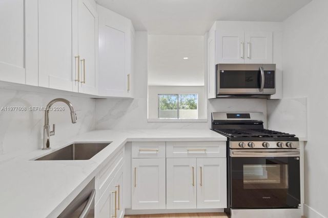 6902 N Kendall Dr E403, Pinecrest, FL 33156