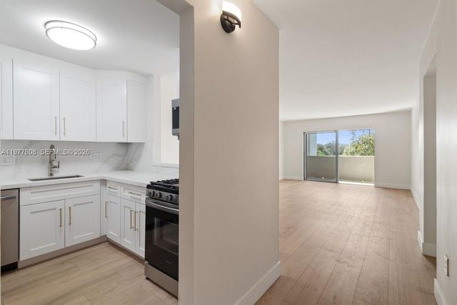 6902 N Kendall Dr E403, Pinecrest, FL 33156