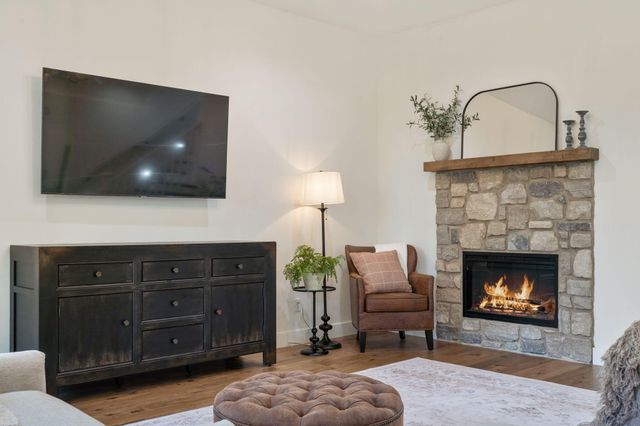 893 Hidden Springs Lane, Reeds Spring, MO 65737